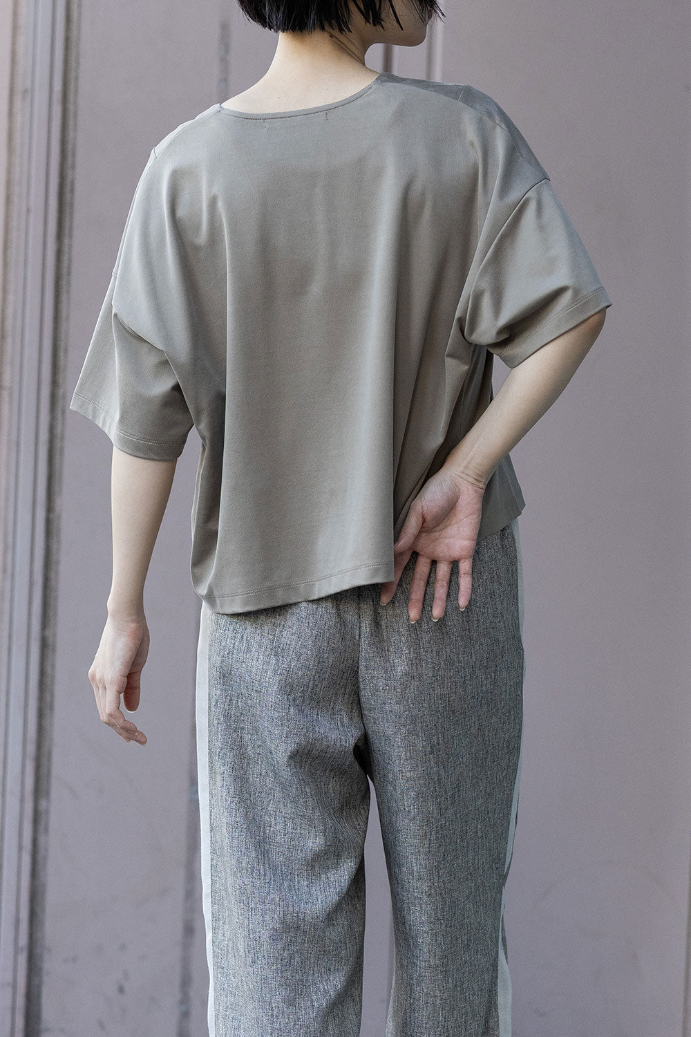 Munich サテンジャージーＶネックトップス【MN261U12】