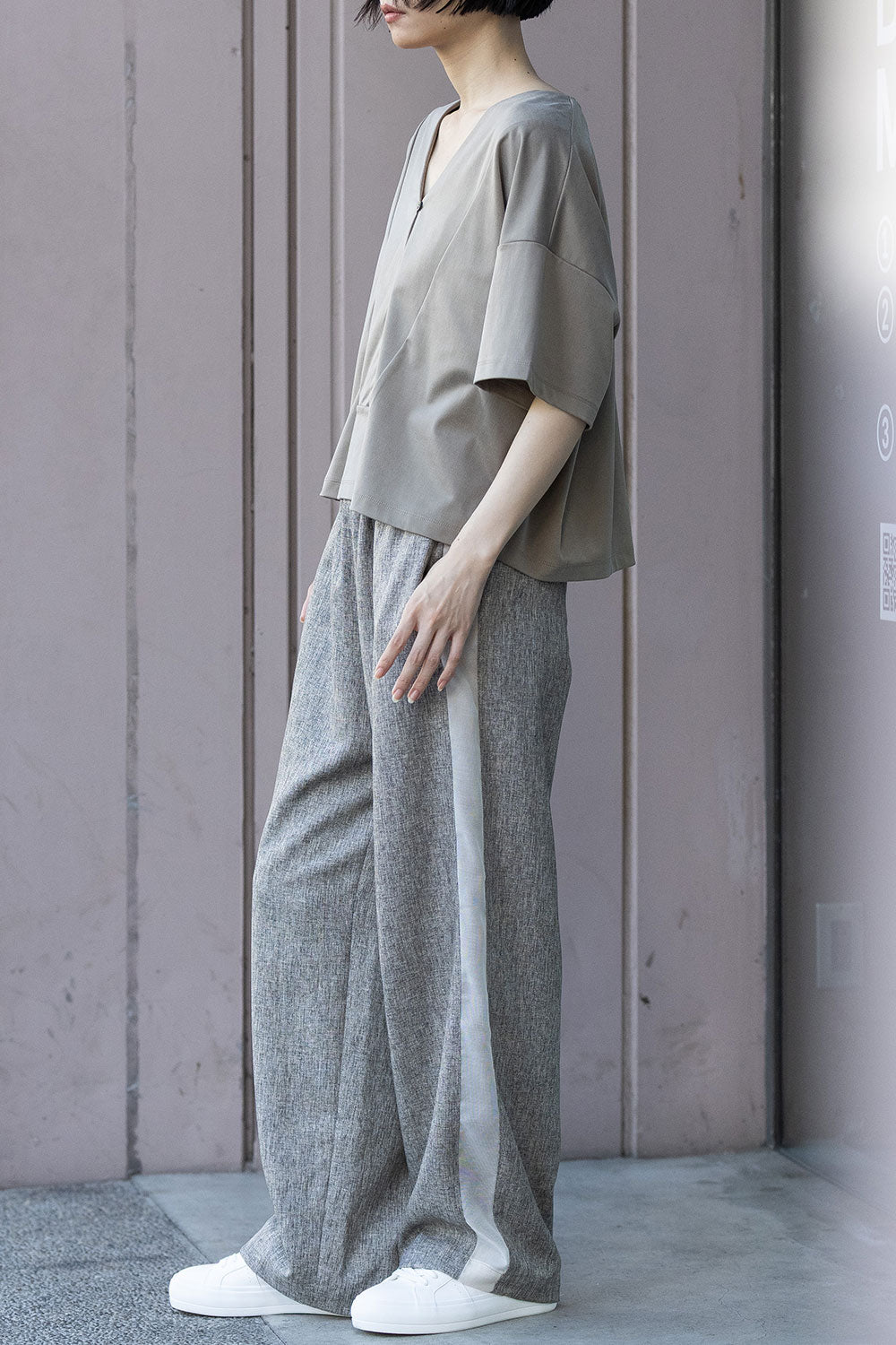 Munich サテンジャージーＶネックトップス【MN261U12】