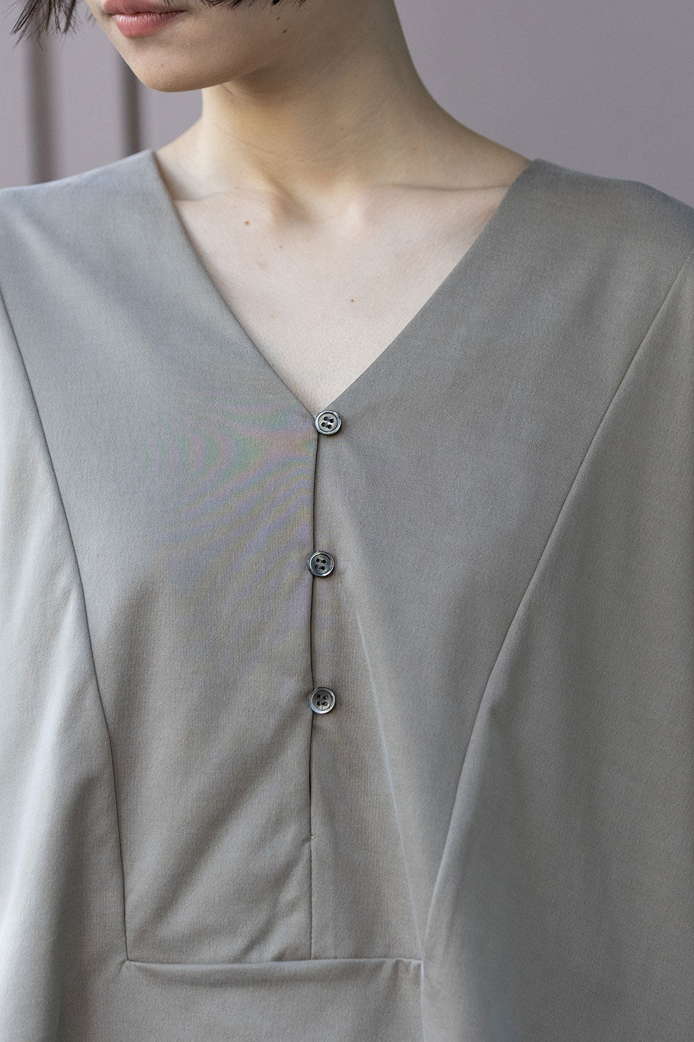 Munich サテンジャージーＶネックトップス【MN261U12】