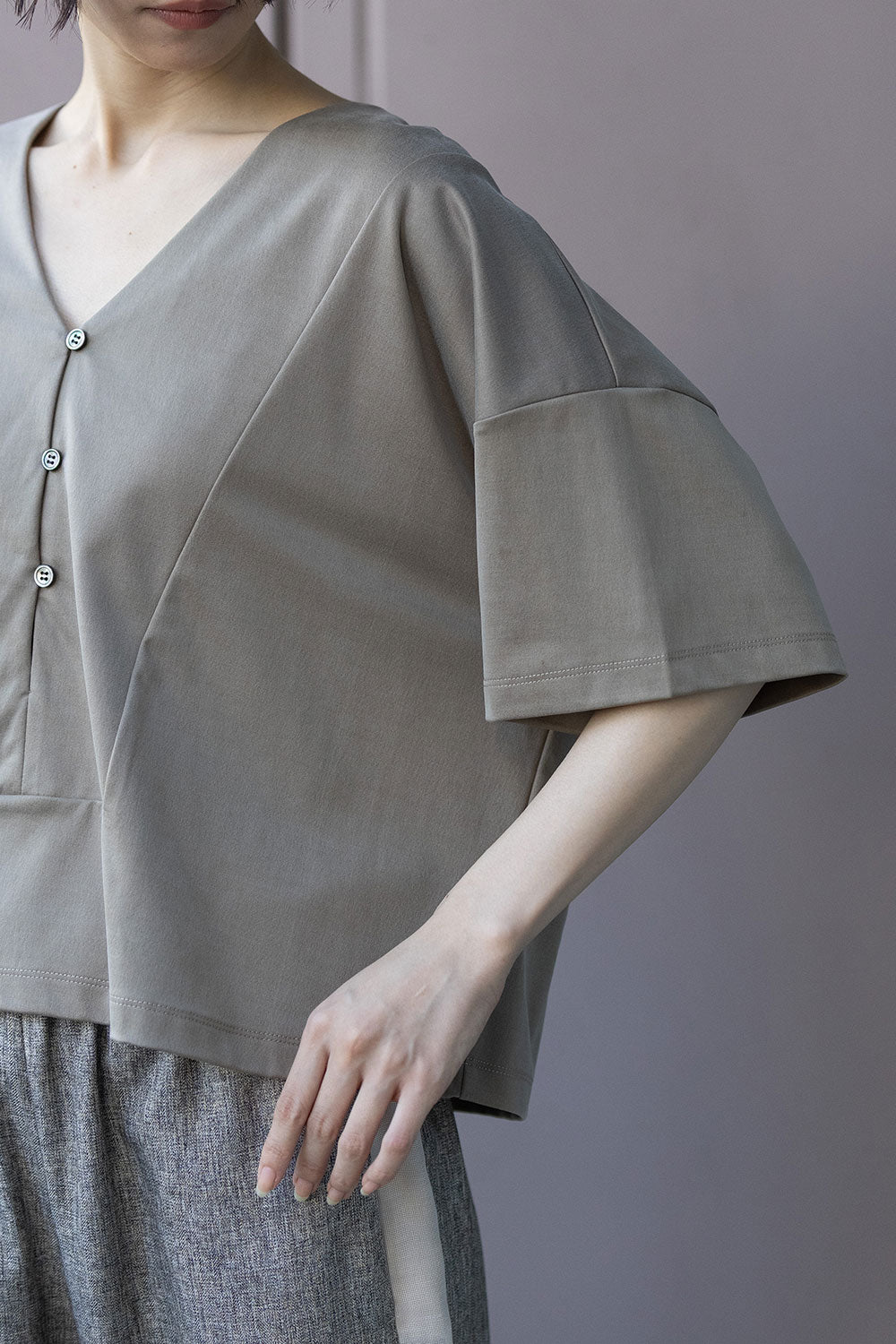 Munich サテンジャージーＶネックトップス【MN261U12】