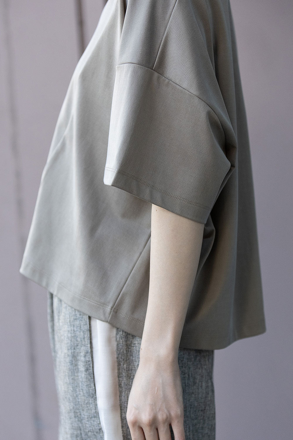 Munich サテンジャージーＶネックトップス【MN261U12】